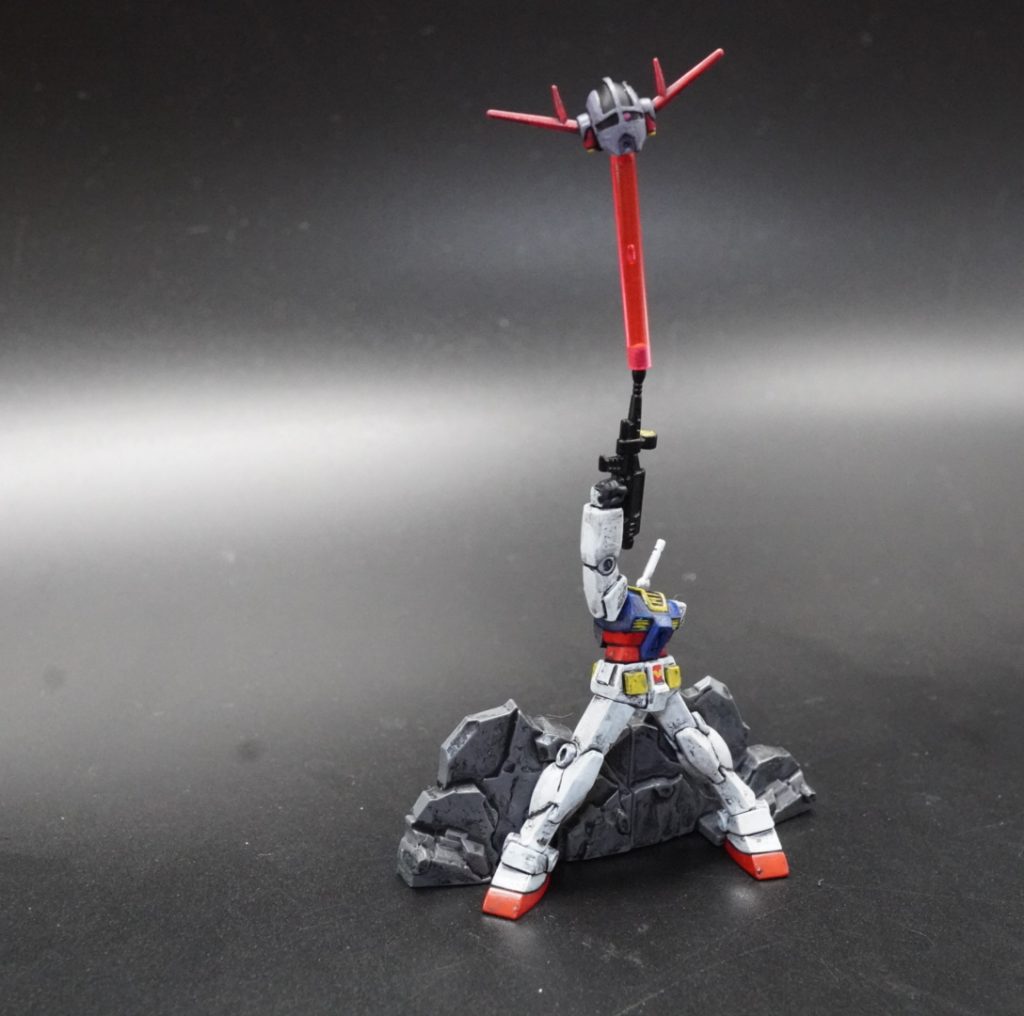 ジオングの頭部を固定するパーツがなかったので、ストックしておいた、蛍光ランナーを簡単に、加工して取り付けです。