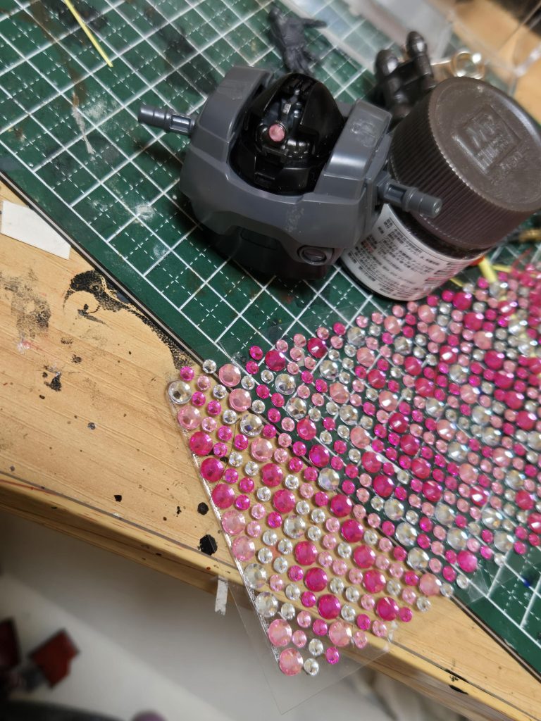 モノアイもいつもの百均シール、そのままだと宝石カットなのでちょっとヤスってます