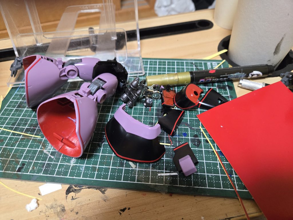 装甲裏塗ったり赤、白ライン追加