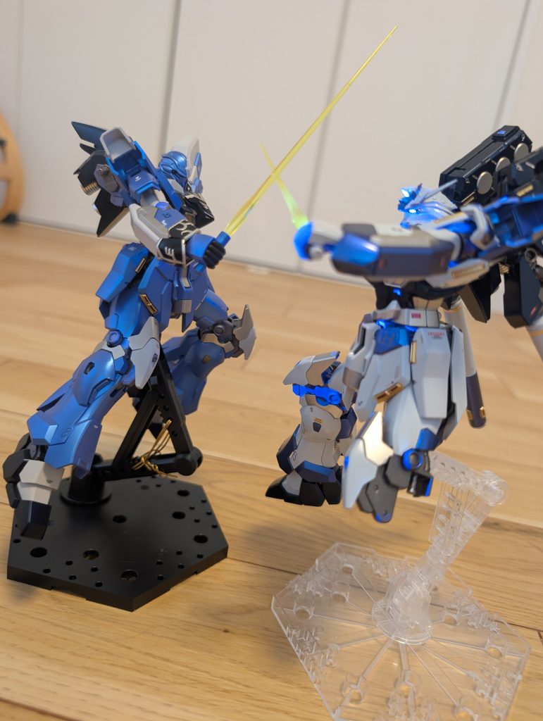 ブンドド7  3号機ファンネルにて2号機のバックパック右と右足スラスター破壊しながらサーベルにて鍔迫り合い!