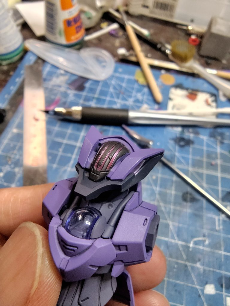 頭部はデカールでモールドを潰すのがもったいないので、塗装しました。