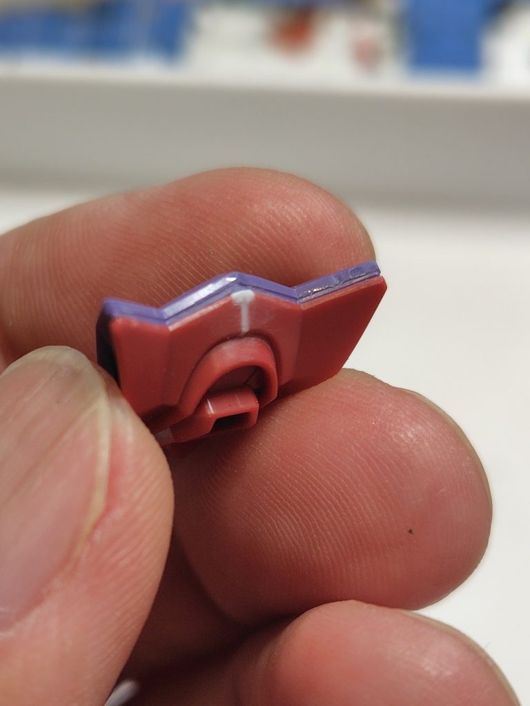 アンテナブレードが無いタイプと言うことで、公式HPから設定画を見て、単純にカットするだけでなくプラ板使って整形しました。