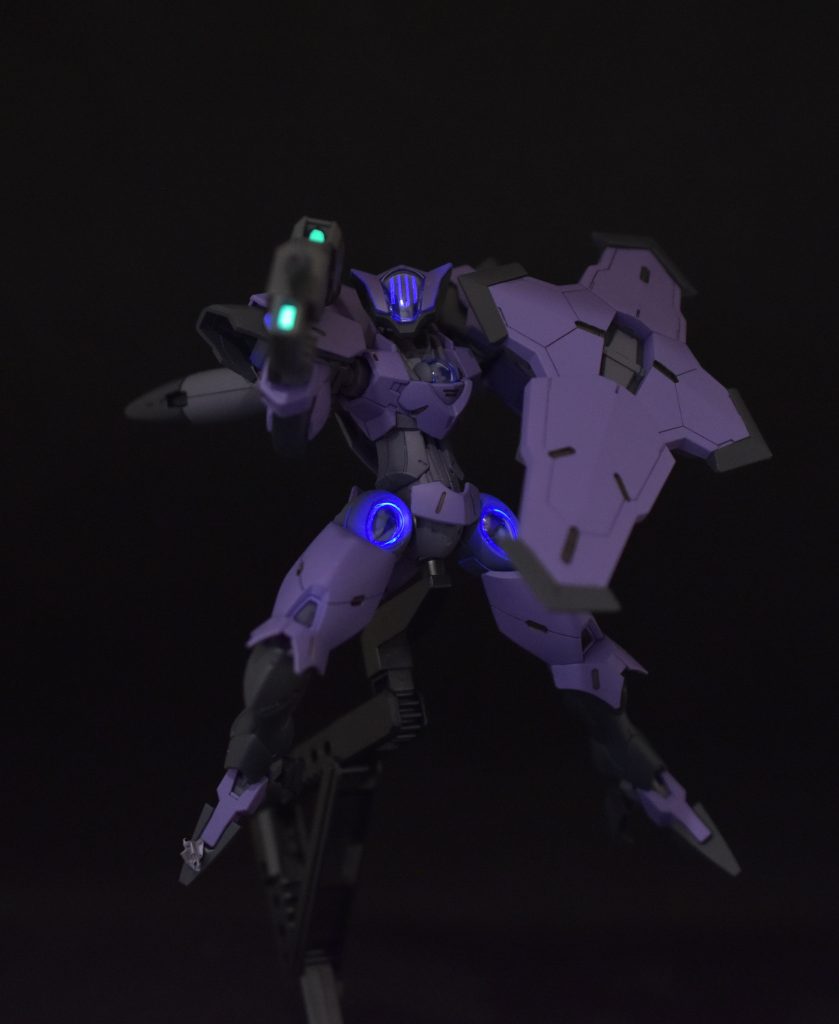 一部蛍光カラーを使用しているので、ブラックライトで発光します。