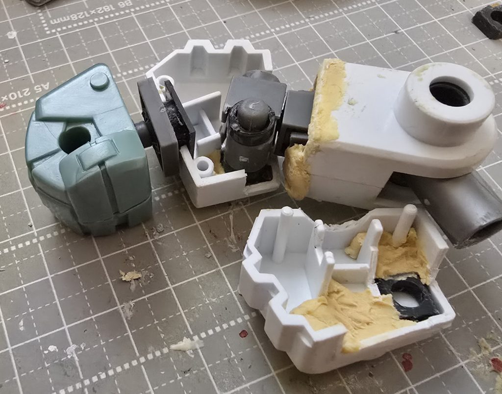 肘関節を入れてる途中関節はウェーブの5mm軸のやつを使いました手首もボールジョイントにしたので結構動きます