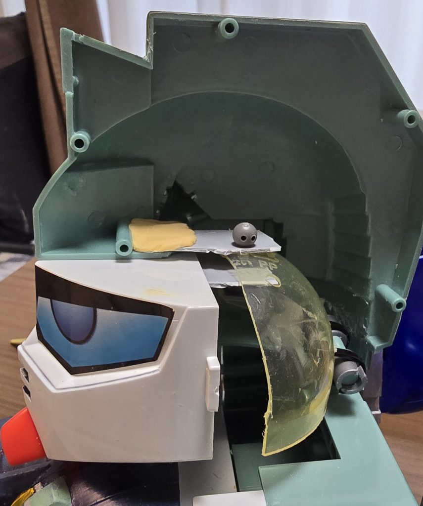 首の可動ガシャポンのカプセルを切って中に仕込んで、結束バンドでポリキャップを挟むことで開閉ギミックを残しつつ横にも向けるようになりました。ここが一番頭を使いました...