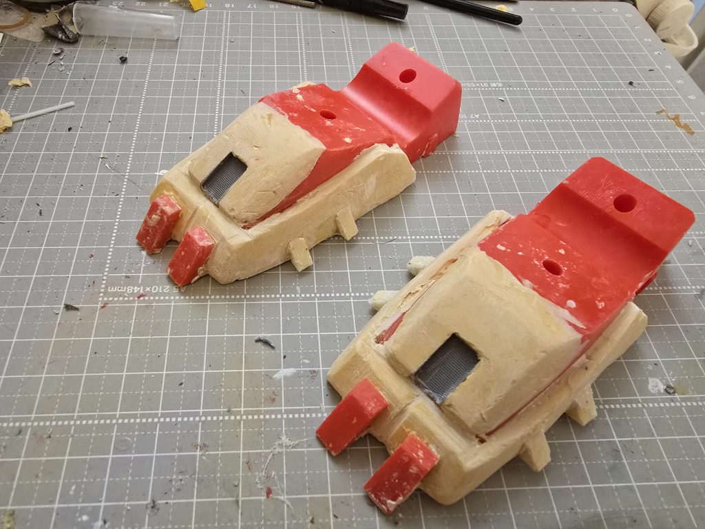 脚はほぼパテの塊になりました