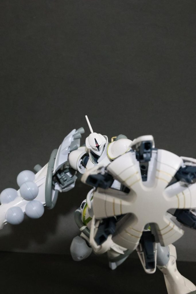 場所によってはタミヤエナメルのチタンゴールドでスミ入れてますモノアイは加工したんですが完成直前に部品が飛んで行ったので付属のシールです