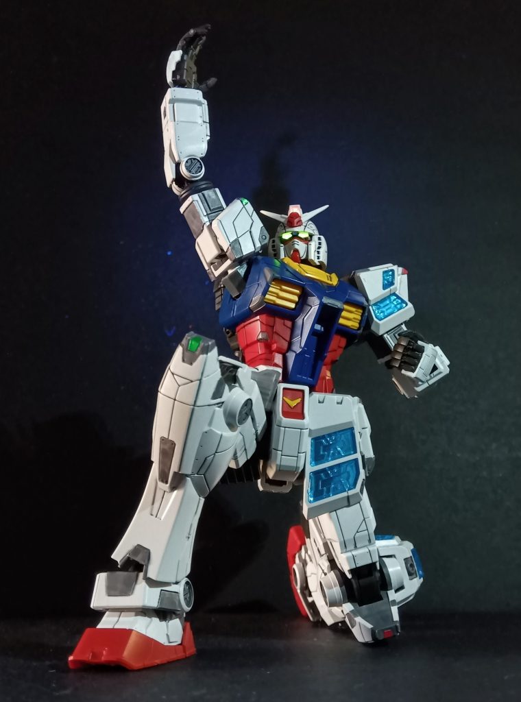 作品名：<p>取り敢えず立像状態で組み立て。 全身の装甲の細かなグレーはガンダムマーカーで塗り分けました。そしてツインアイと額のセンサーは蛍光シールで光るように。 少しでも立像っぽくなってればいいな。</p>