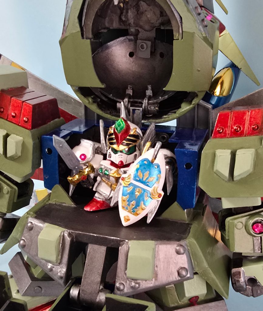 ガンレックスといえば搭乗ギミック!首の可動を追加しつつ、ちゃんと開閉も出来るようにしました。中にはオマケで制作したちーびー戦士のバーサルナイトGP01が乗っています!ストーリー的にはバーサルロードスペリオルじゃないといけないのですが、個人的な好みと、やっぱり元祖SDの真聖機兵ガンレックスにはこいつを載せたいという思いからバーサルナイトにしました。中身に関しては別でアップロードしたいと思います。