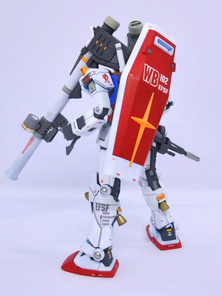 両肩にバズーカを担いで🎶脇に抱えようとしたら、手のパーツが破損したので、諦めました😫