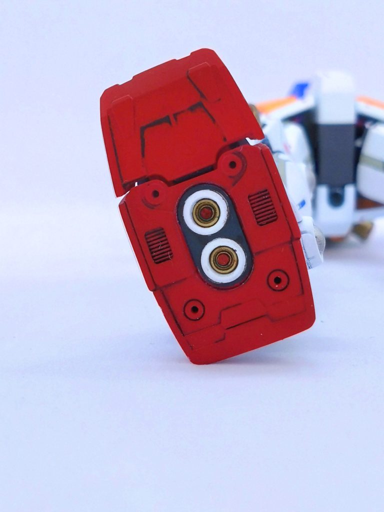 足裏もバーニア部をくり抜いて、コトブキヤのバーニアを埋め込んであります💨はめ込む時に塗装が剥がれてた様ですね…老眼なので気付きませんでした😢墨入れの拭き取りが中途半端ですね😓