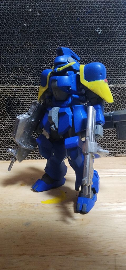 フル装備右手のビームライフルはグリップ以外はプラ板で制作。左手はLMの付属品を流用ビームサーベルのマウント位置が資料探しきれなかったので、好みで脇腹にマウント。