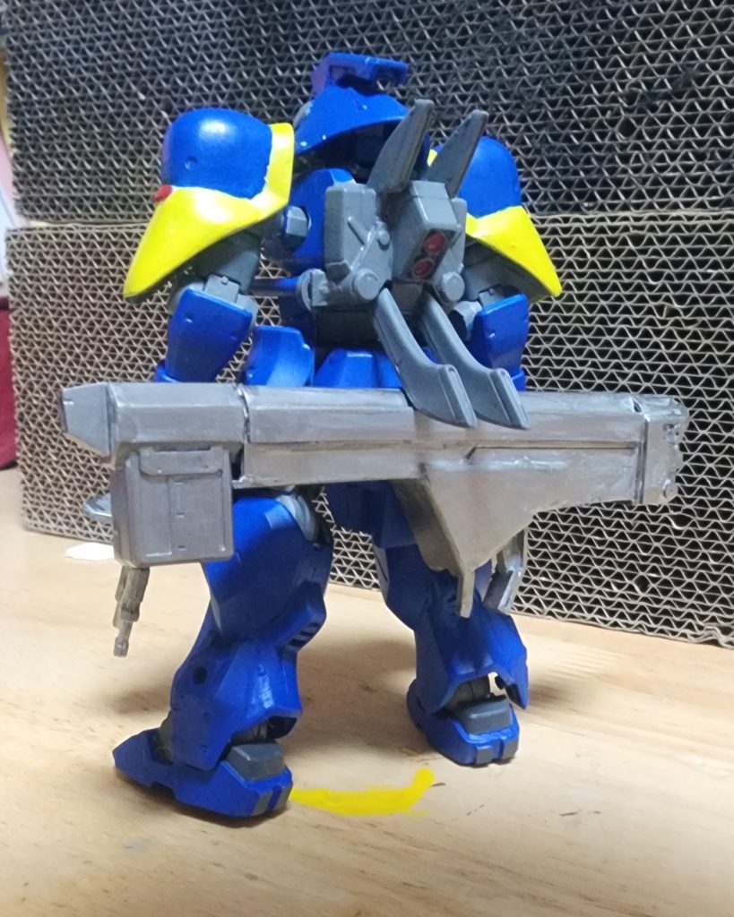 後ろ姿バズーカもマガジン部分とベースとして使う以外はプラ板でもりもりです。全部の武器にマウント出来るように磁石を利用してます。