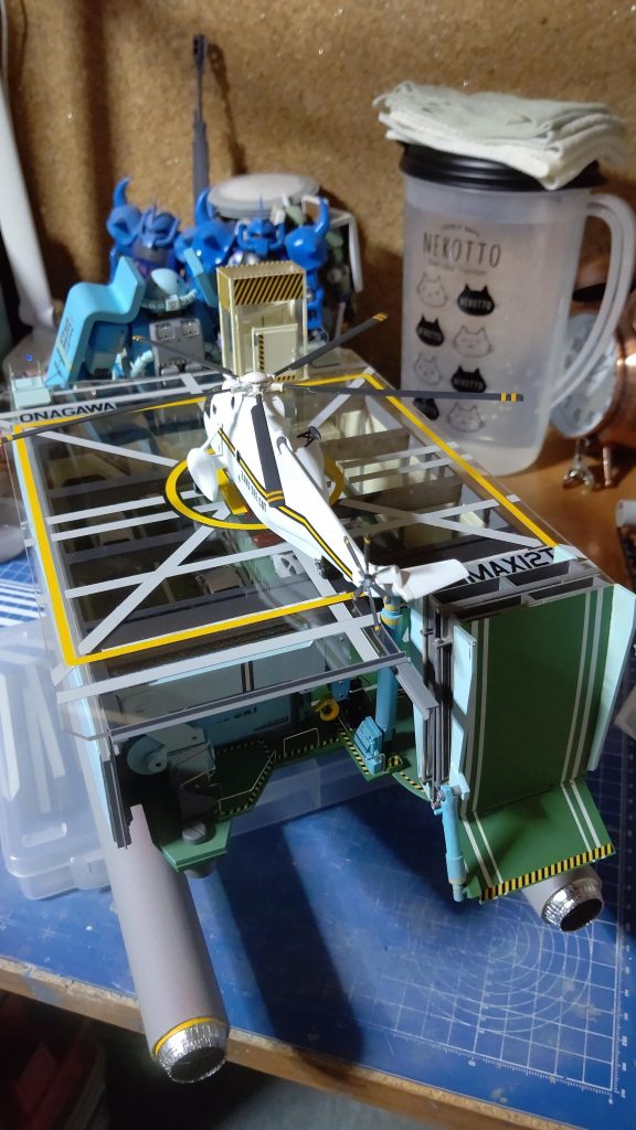 いちおう、ヘリも積めます。これは1/100シコルスキーです。昔、ザクタンクで野戦病院仕様をやろうとした時に入手したのを今回使ってみました。ドクターヘリくらいなら楽に発着できそうです。甲板がシースルーです。最初はアイボリーのプラ板だったんですが、中身も見えず、見栄えが乏しくて、思いつきでアクリル板に交換したら一気にド派手になりました。これは、良かったと思ってます。