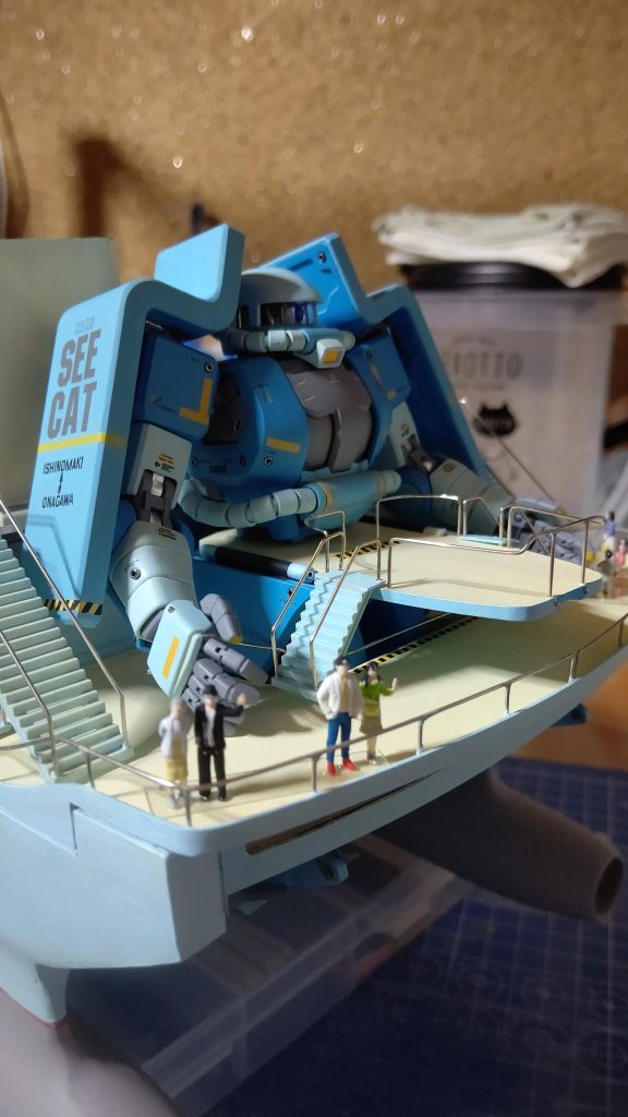 前方のデッキ。階段の陰に扉ありまして、そこから階段、エレベーターでここまで上がれます。客室はフロアの下になります。