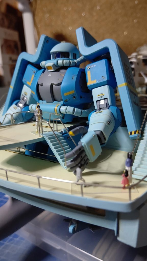 ザク本体はほとんど飾りで、動力源だけ船の方に引っ張って、ザクは遊び場ということで、少し動けるくらいですね。けっこうでかくて、仁斗田に接岸できるかかなり心配です。