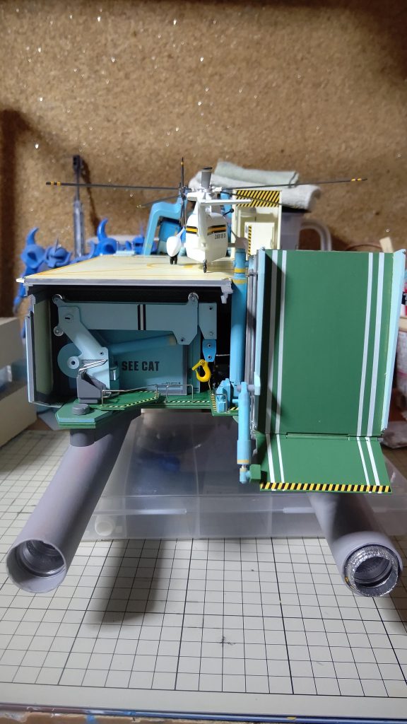 クレーンと桟橋、格納状態です。両方とも可動します。エンジンはハイドロジェットエンジンのつもりです。ゴッグかズゴックから持ってきた感じです。