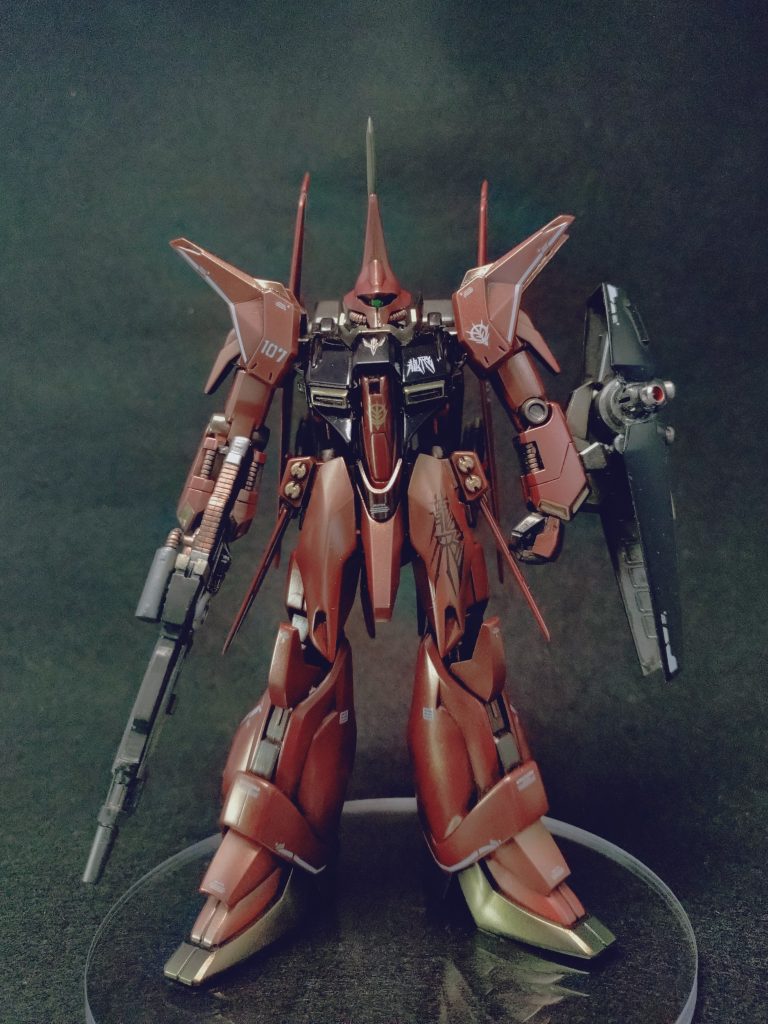 塗装黒：黒サフ下地でボーンペイントのアンダーブラックⅡ赤は迷走しました：ガイアサーフェイサーエヴォのオキサイトレッドと蛍光レッドと色の源シアンをだいたい等分量ぐらいの下地。Mr.クリスタルカラーのトパーズゴールドを厚めに吹きました。金色：黒サフの上にMr.クリスタルカラーのトパーズゴールド。メカ部：ガイアのスターブライトアイアンMr.ウェザリングカラーのグランドブラウンでウォッシングしてデカールを貼り、オートクリアーを厚めにコートしました。 