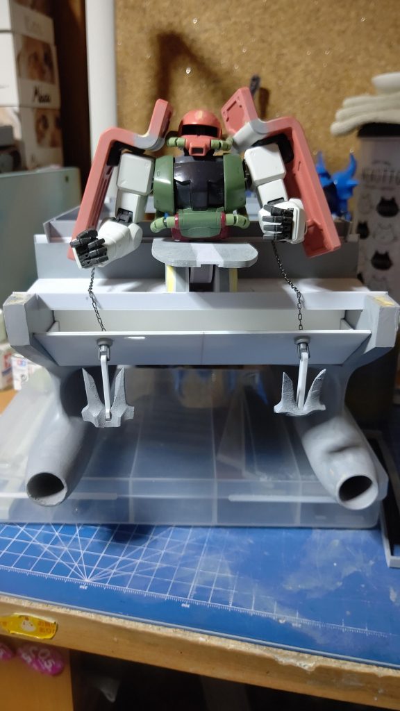 前はこんな感じでした。途中写真です。錨はデカすぎます。しかもぷらぷらと収まりが悪くて、この後錨用に固定フック付けました。下のエンジンのインテーク、見えますね。