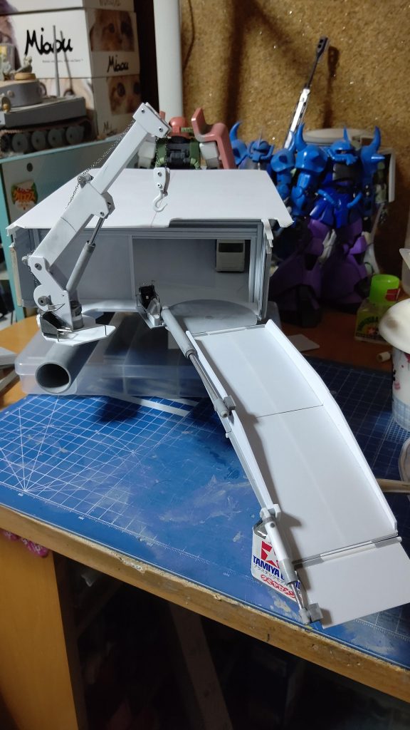 塗装前の可動を確認した時の写真です。桟橋はけっこう長いので、大型トラックでもつかえることなく乗降できるのを意識しました。本当にできるかは「?」です。クレーンも、こんな感じで展開出来ます。荷物の積み下ろしはこれでやればだいたい大丈夫だと思います。