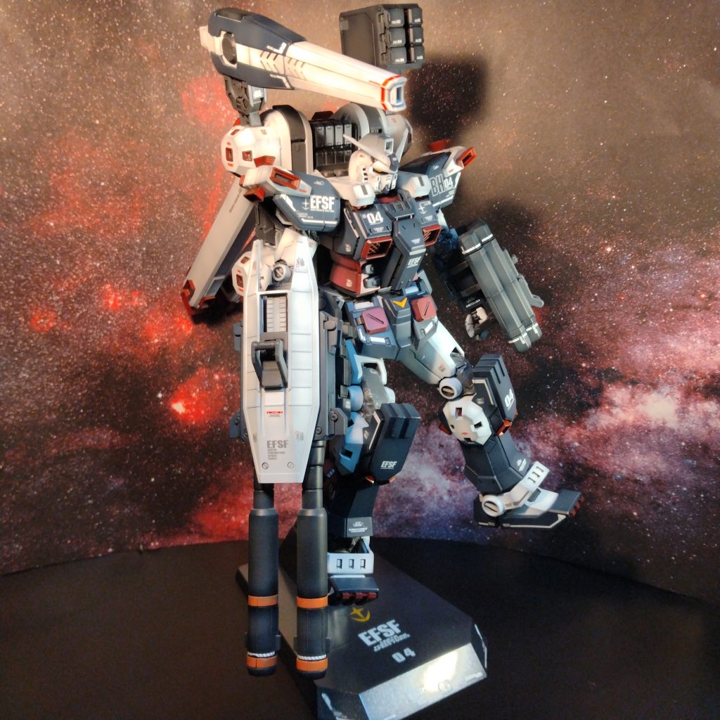 付属のスタンドをどうデザインするか、最後まで考えました！😄結果、調色した濃ゆ目のグレーで塗装してデカールを貼り仕上げにクリアシルバーにスーパークリアを3割クリアシルバーを7割で調色して吹かしました！😄思った通りに良い感じの色に変化してくれました！😀