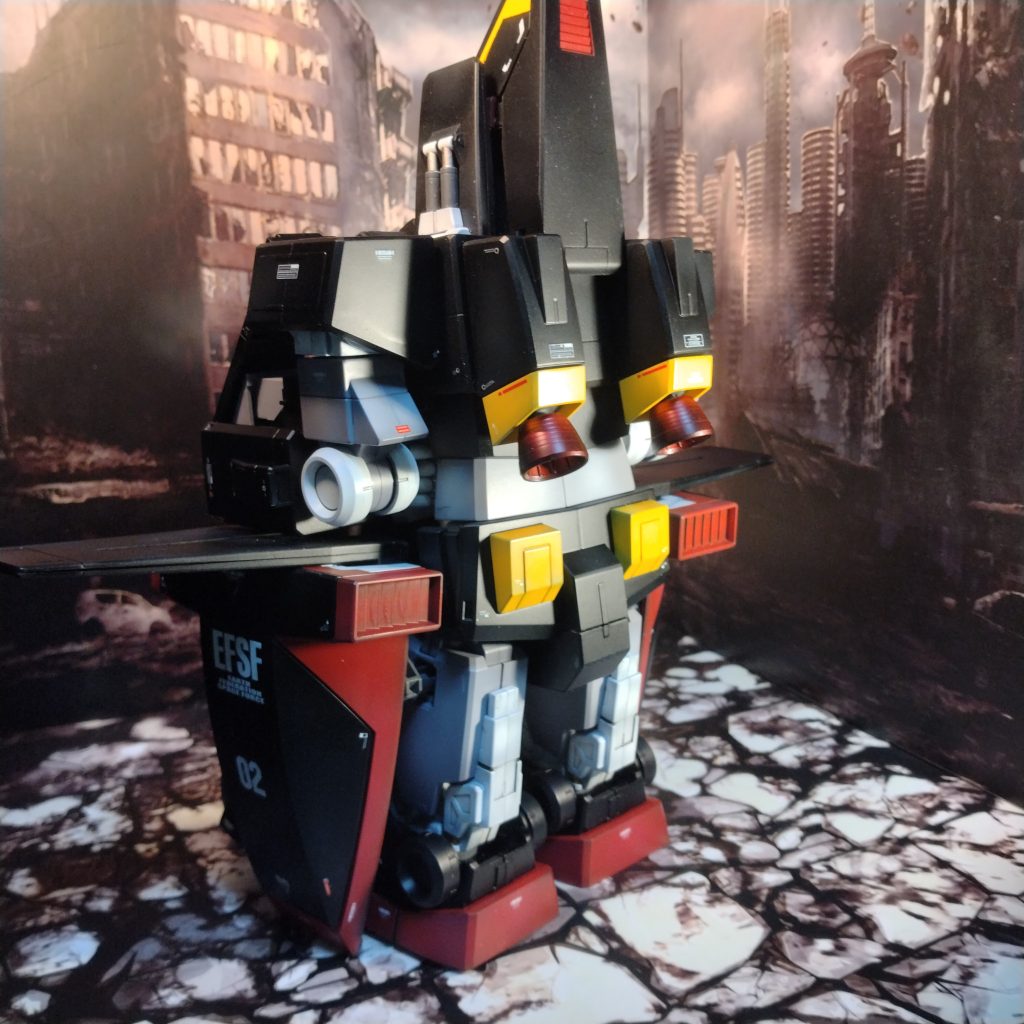 変形時はカッターナイフを隙間に入れつつコネながら各、可動部を引き出したりと一見は単純で簡単そうな変形ですが途中、あれ?足ってどう曲げるんだったっけ?見たいな感じでした!😄😄