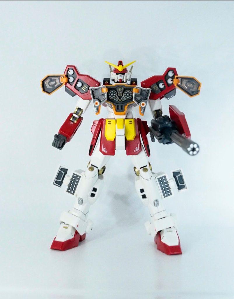 フルオープン！ミサイルと言ったら白のイメージが強く、肩のミサイルのみワンポイントで赤色を付けています。(次の写真が見やすいです)