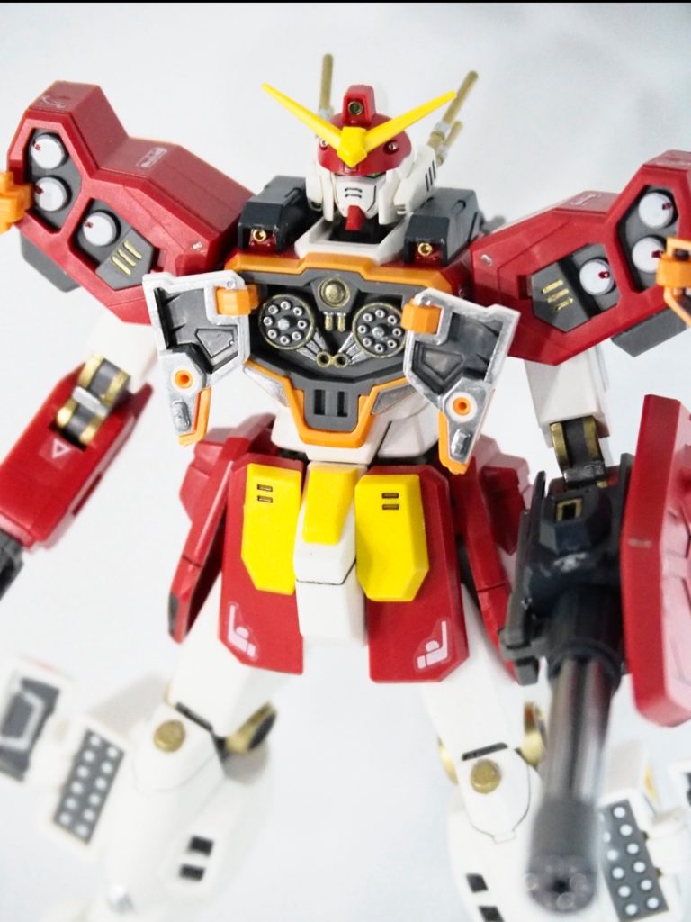 特にこだわりなのが胸部ガトリングの塗り分けです。爪楊枝の先端にインクを乗せ、細かく塗り分けしました！ゴールドとシルバーはなんか良い...笑