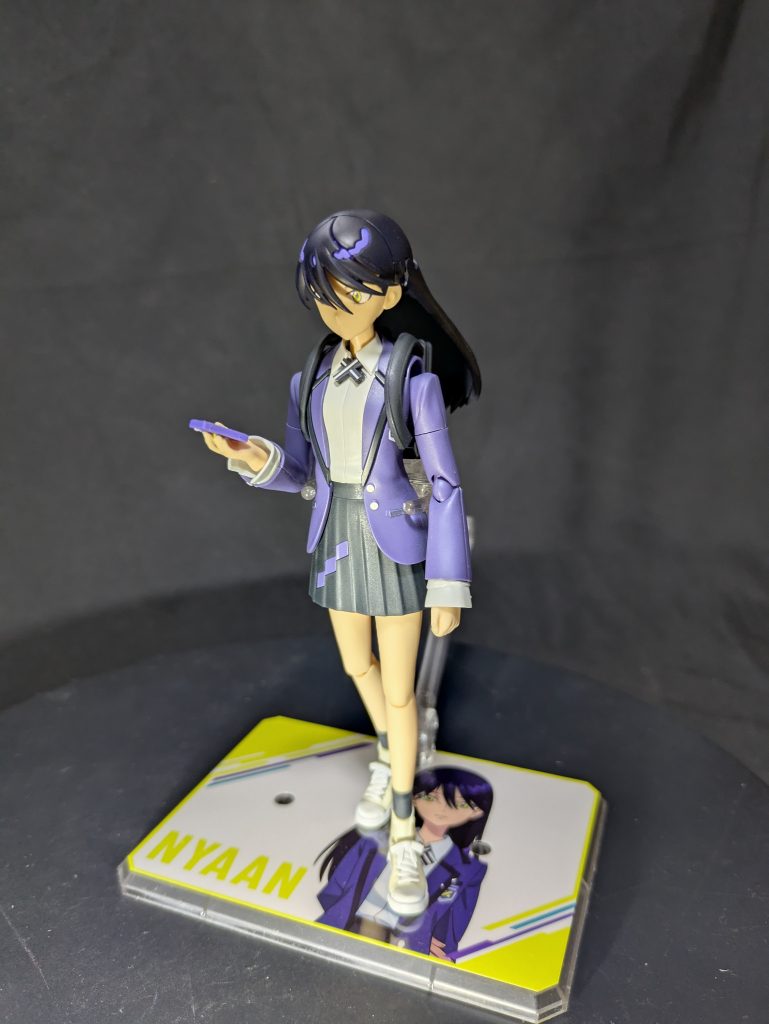 スマホを見るニャアン