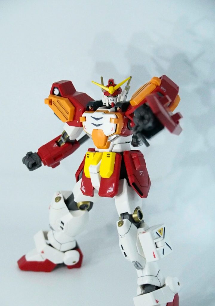 デカールは余っていたものをチラホラ配置させました。部分塗装についてはガンダムマーカーを使用しました。はみ出た所は削ると消えるのですごい楽です笑