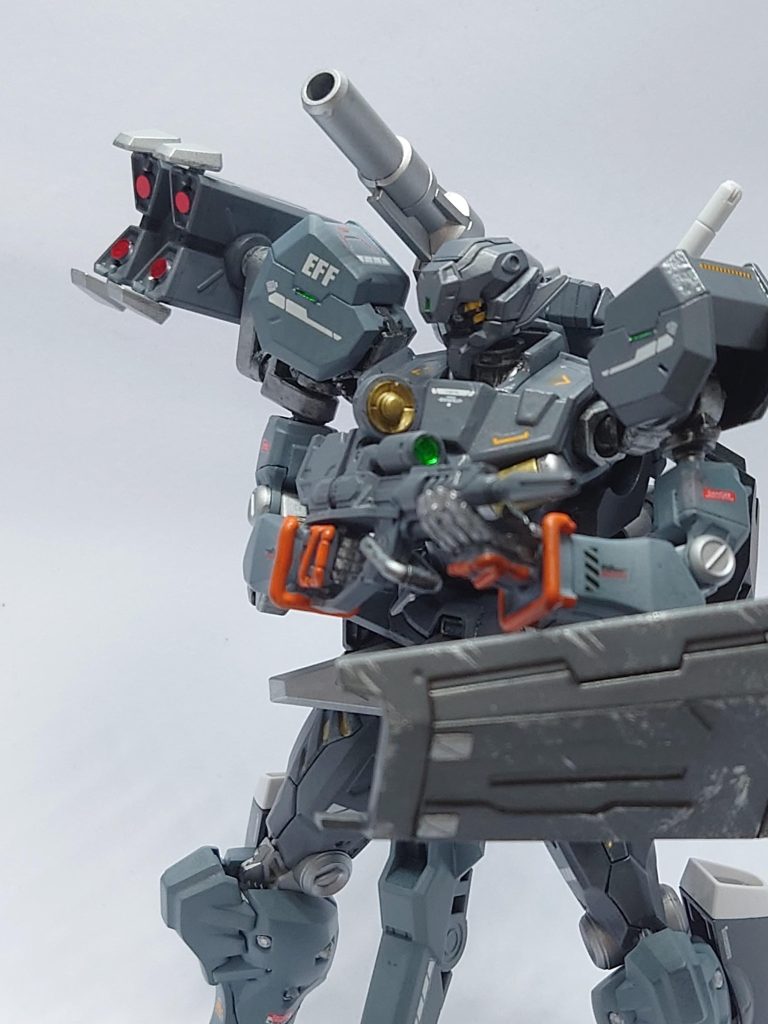 ミサイルポッドオプション装備。使用可能弾頭も通常弾や炸裂弾、ジャミングフォグ、信号弾と多岐に渡る。