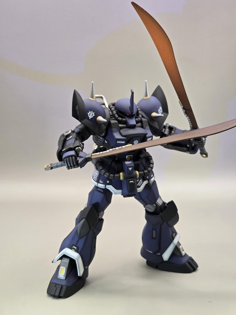 ヒートサーベルはブラックライトで鈍く光ります。