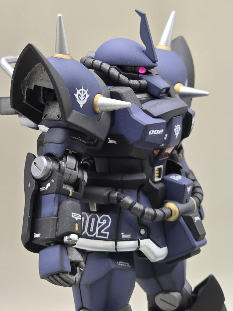 モノアイはブラックライトで光ります。右腕にはヒートワイヤーの射出口とヒートワイヤーの頭を装備。(悲しいけど固定です。)腕関節にモデリングサポートパーツの丸モールドを取り付け。トルクアップデバイスにしてます。(ディテールが膝関節と同じになるので統一感出たかなと)