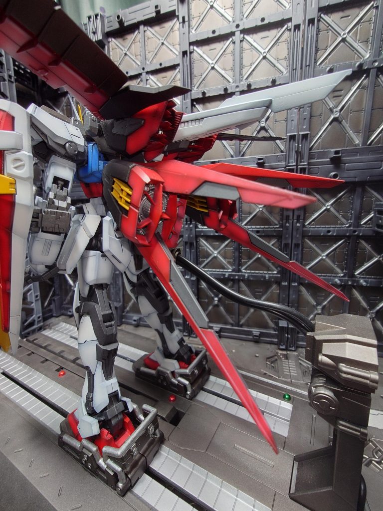 ◎塗装レシピ○使用塗料メーカー　(C)：クレオス　(F)：Finisher's●下地：(C) Mr.サーフェイサー1200 (グレー)   　↓   グッドスマイルカンパニー ベースグレーMAX●内部フレーム (つや消し)　・(C) UG05 MSグレー連邦系●外部装甲：ホワイト (つや消し)　・(F) Foundation White●外部装甲：ブルー (つや消し)　・(F) Super Fine Cobalt●外部装甲：レッド (つや消し)　・(C) C68 モンザレッド●外部装甲：イエロー (つや消し)　・(F) Deep Yellow●メインカメラ (クリアー)　・(C) C48 クリアーイエロー●センサー (クリアー)　・(C) C50 クリアーブルー●エールストライク：ブラック (つや消し)　・(C) MC214 ダークアイアン●ビームライフル (つや消し)　・(F) Light Gunmetal