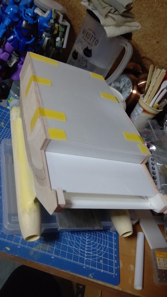 作り始めて、だいたい形が決まった頃です。側面は始めて木材使ってみました。これも前回の女川春祭りの時、仙臺模型道様のたぶん名のある方の作品で、第二次大戦末期の春に東京から疎開してきた海軍の輸送船が、女川に疎開して程なく、イギリス軍の攻撃機の爆撃にあって、女川湾内で沈没した実際の船を、木材と紙主体でスクラッチした作品がありまして、そちらから真似させて頂きました。船を手早く作るには木材は良かったです。今まで、あの港の中にそんな船があったなんて思いもしなくて、とても勉強になりました。仙台、戦時中は東北の軍事都市といった位置づけだったそうで、その頃は牛タンとか伊達政宗公とか、今のように仙台の顔になってない時代だったそうです。牛タンなんかは三十年くらい前に、仙台の地方振興の種にしたそうです。…そう言えば、私の子供の頃は確かに牛タンなんて聞いたことなかった気がします。仙台、いい街です。