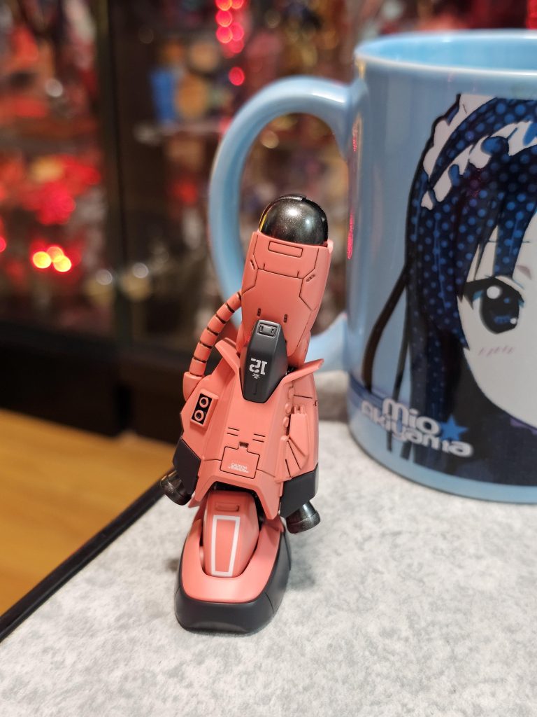 最終組み付け中に膝のデカールの向きを間違えていた事が発覚。　これで完成が一週間遅れました…。