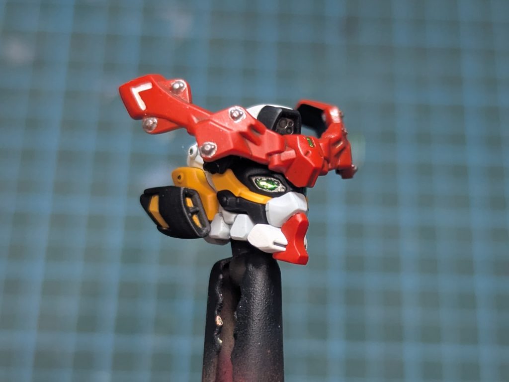 ジークアクスの特徴である大きな瞳をフィニッシュシート&レジンでキラキラに(gandam-hand2)✨️そして蛍光塗料で🔦✨️頭部のセンサーもきちんと光るようにしてます(gandam-hand2)