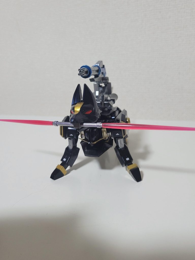 バクゥのように口にビームサーベルを咥えることもできる。