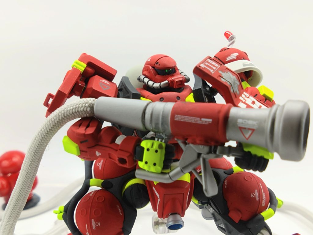 ザクマシンガンのパーツを使った放水ノズル。調べたら今はガンタイプもあるそうで。これまた百均のリコーダーと携帯ストラップを合わせて作りました。