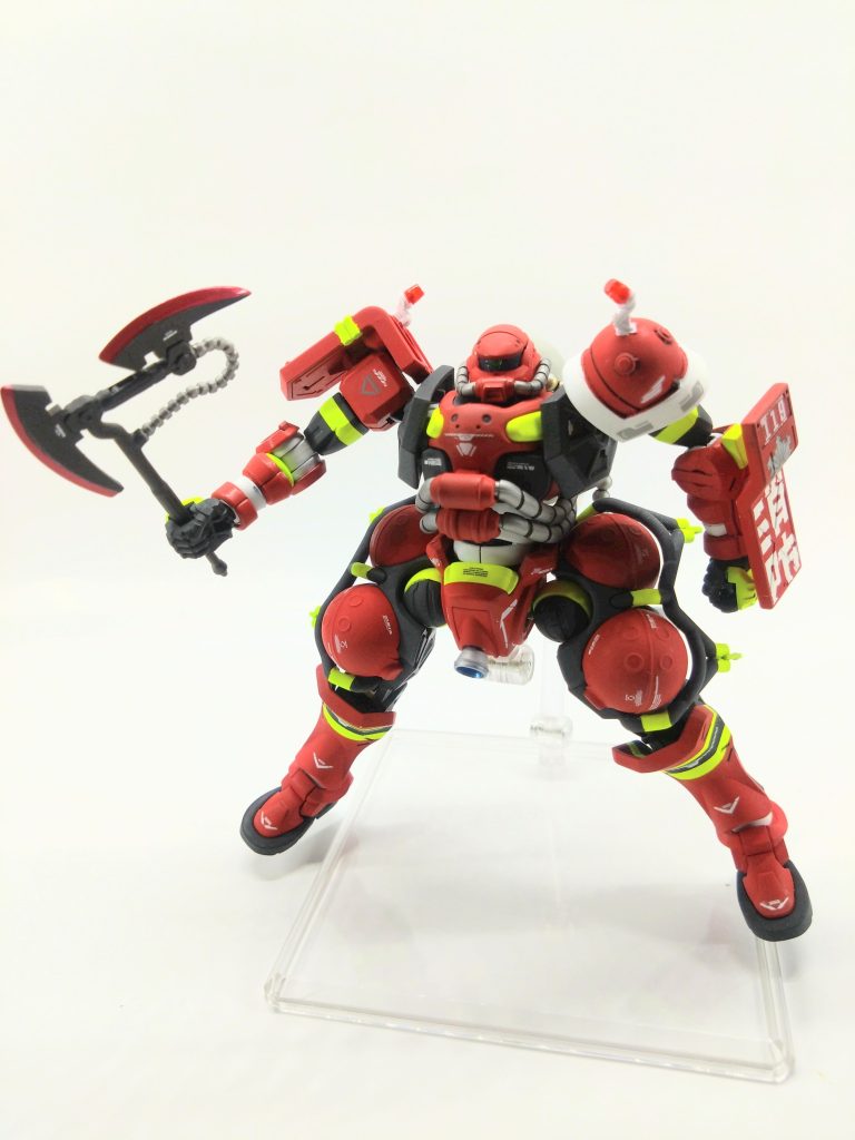 消防士の装備といえば斧。通称「マスターキー」。消防斧らしく赤にし、救急ザクで使わなかった斧を合わせピッケルタイプで作りました。