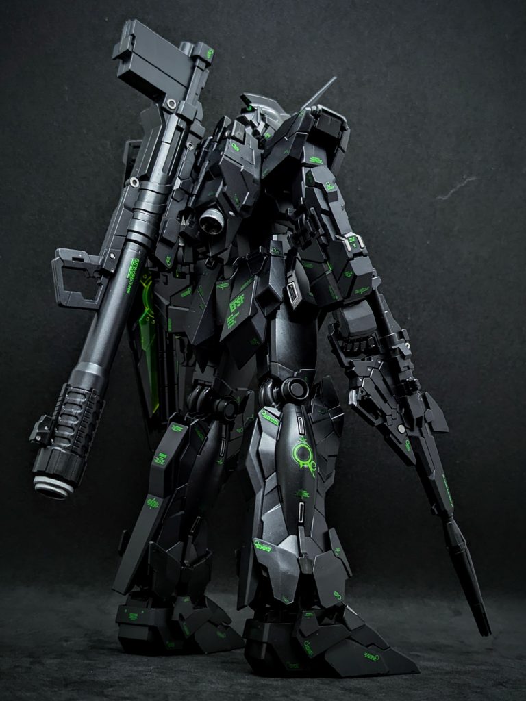 漆黒のユニコーン⋯決してバンシィではないですよぉ(*>_<*)ﾉ真っ黒な機体に、蛍光&メタリックグリーンなデカールが映えます♬ポージングしても良き良き♬