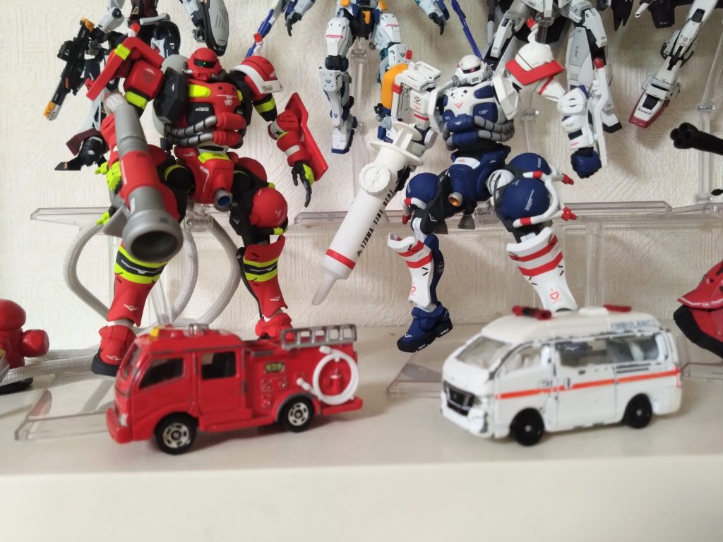 作品名：トランスフォーマー的な<p>朝起きたら子供がトミカ並べてました。トランスフォーマーみたいかなー（サイズ無視）と思ってパシャリ。 今仕事が忙しく模活出来て無いのでこれで暫く我慢します</p>