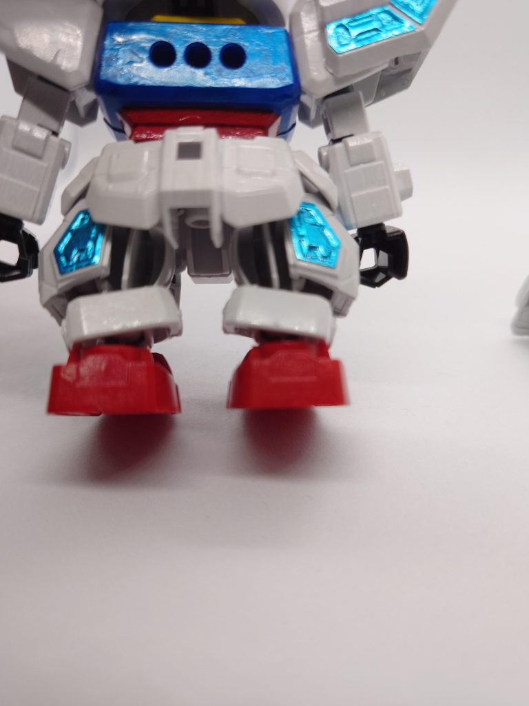 足のところは半分に切って接着してます