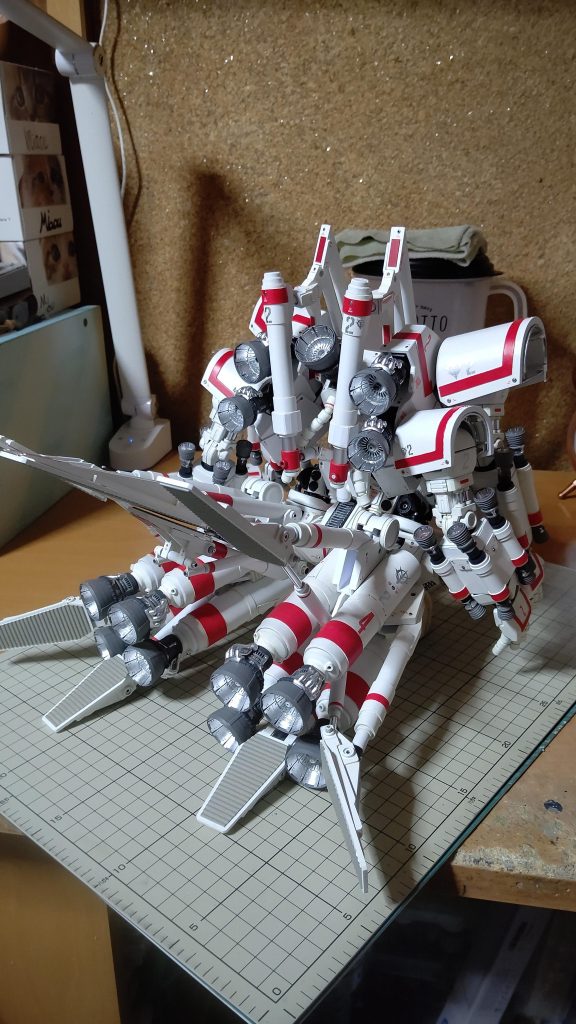 後ろです。ランディングギアをスタビライザー代わりにしてると思ってます。本当のサイコミュには膝関節はないですが、膝も股関節もこの重さではぎりぎりでした。立たせることもできたんですが、塗装してからまだ怖くて立たせていません。立たせるとコンテストのサイズはオーバーします。ランディングギアがここまで大きくなったのも、立たせようと思ったあたりからです。背中にサイコミュシステムが独立して取付けられて、ザクはサイコミュシステムの操作のための本体、という感じで考えてました。マイ設定は後付けです。最初は、普通のザクの腕と、ジオングの腕と、両方あるものにしたかったです。これもクラーケンズールを見てから真似しました。クラーケンズールがなかったらこれもなかったです。そういう考えまでは力不足で思いつかなかったと思います。 