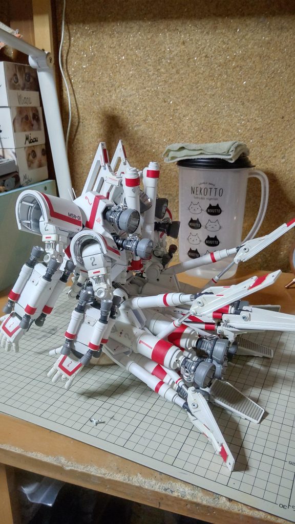 後ろから見てもかっこよく、というのはいつもこだわってます。前から見るのは自然にかっこよく見せようとするので、後ろは気持ちを意識して、前よりも後ろ、くらいの気持ちで作ってます。いやぁ、しかし大きいですね。自分でも思いますm(_ _)m。