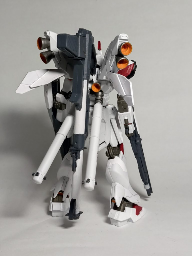 よりνガンダムらしさを求めて背面にバズーカをマウントできるようにしてあります。