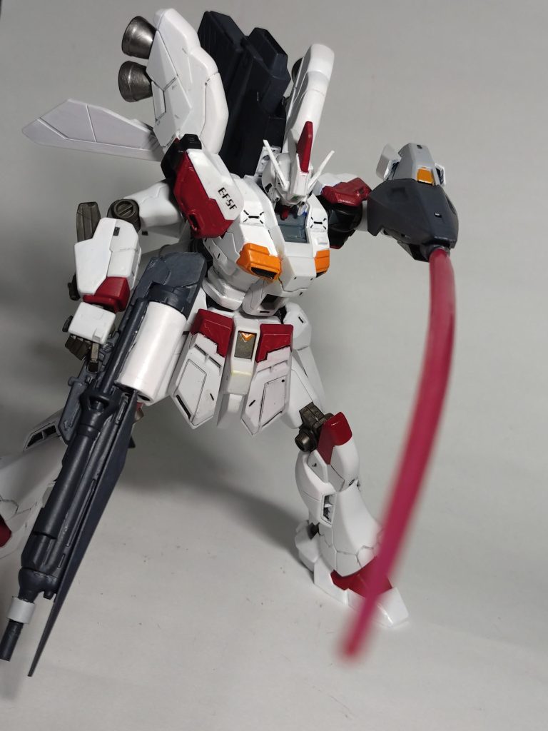 シールドは先端にビームキャノン、後端にスラスターを付けてランスシールドとして機能!