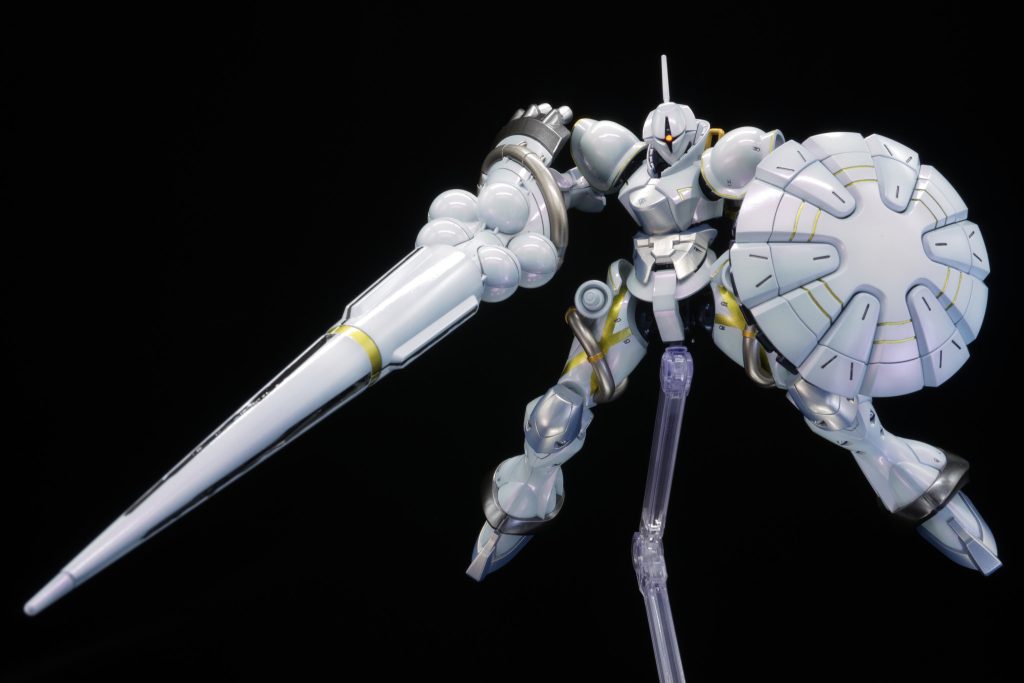 モノアイにHアイズを利用してブラックライトで光るようにしました。本当はLEDを組み込もうとしたのですが、ギャンが小さすぎてユニットが隠せなかったので断念してます。