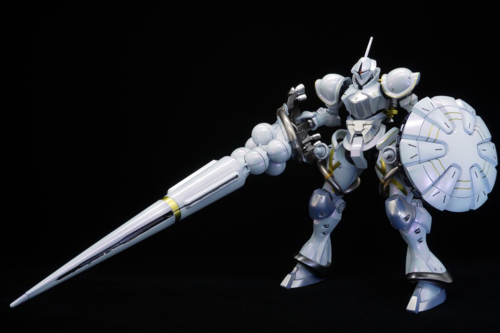 ライン部分をシールではなく、塗装で再現しました。その際に付属のシールを一部活用してマスキングしています。初めて暗黒布で撮ってみましたが、反射がなくなって、めちゃくちゃ合成っぽくなりましたね