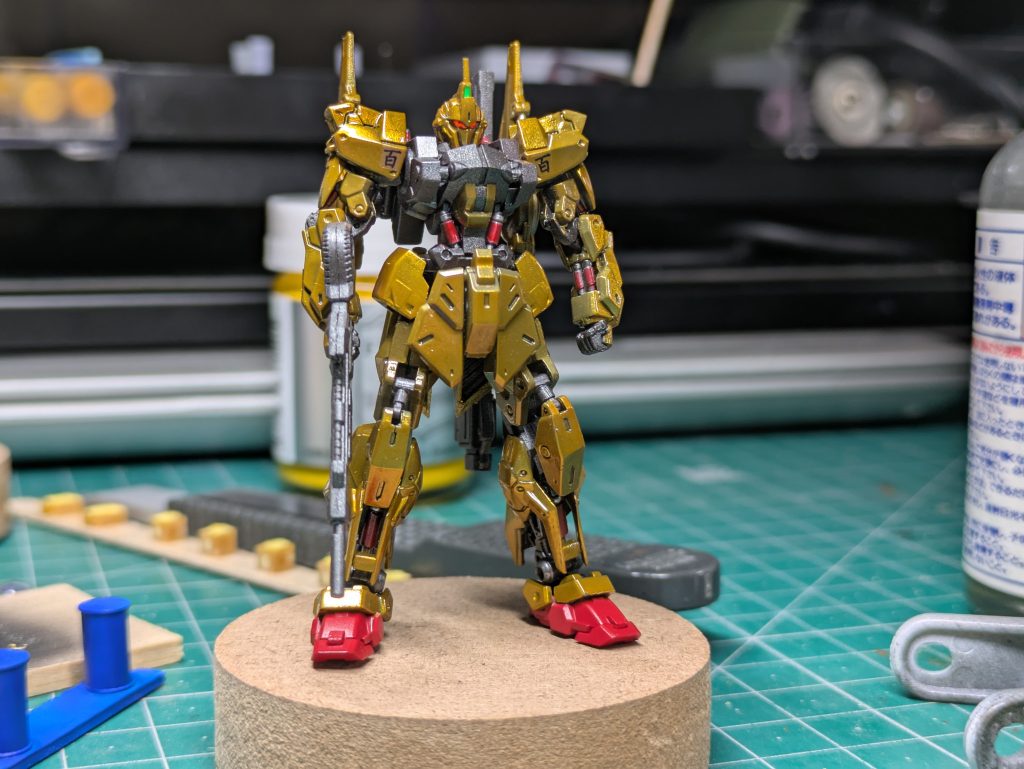 メインカメラは蛍光塗料で塗ったので、UVライトで光ります。